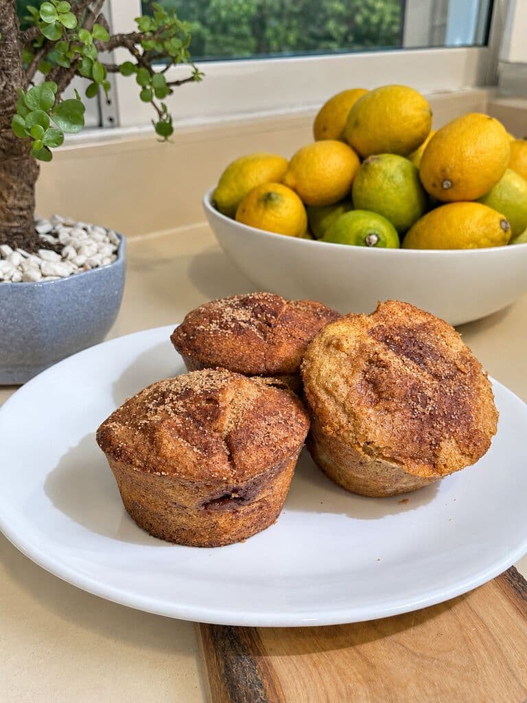 Muffins de manzana con canela en un plato blanco